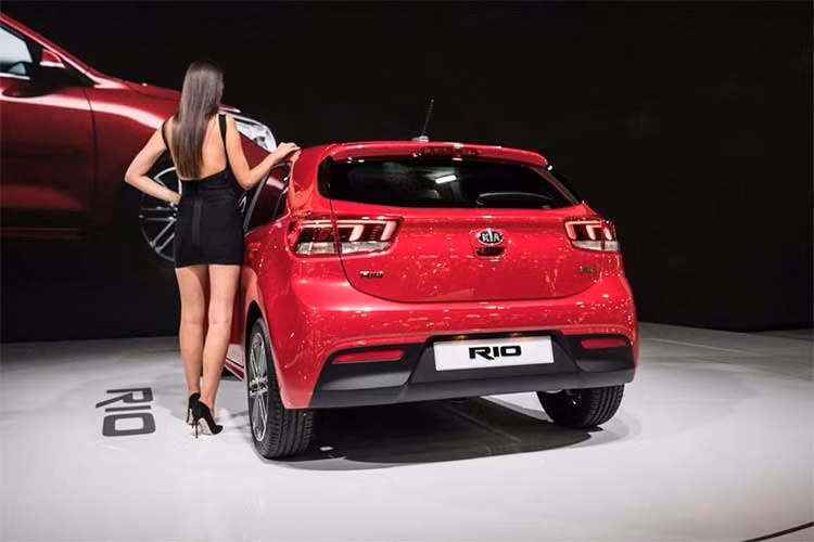 Cụm đèn sương mù với 4 bóng đèn nhỏ nằm sâu trên cản trước khá bắt mắt. Bộ la-zăng kiểu mới dạng đa chấu kép kích thước 17 inch, đèn hậu LED cùng ống xả đôi đặt lệch, viền cửa sổ mạ crôm, cánh gió sau màu đen và ốp thân xe. Hiện tại xe mới chỉ xuất hiện phiên bản hatchback.