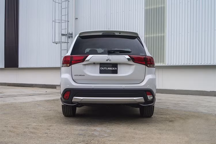 Outlander 2018 CKD không có nhiều thay đổi so với bản nhập khẩu trước đây. Hãng xe Nhật đã bổ sung thêm chìa khóa thông minh cùng hệ thống khởi động start/stop cho phiên bản 2.0 CVT và cảm biển lùi cho phiên bản cao nhất 2.4 Premium. Ngoài ra, một vài nâng cấp khác ở phiên bản thấp cấp 2.0 CVT như lazang 2 tông màu được nâng lên 18 inch, gương tích hợp gập, chỉnh điện và chức năng sưởi...