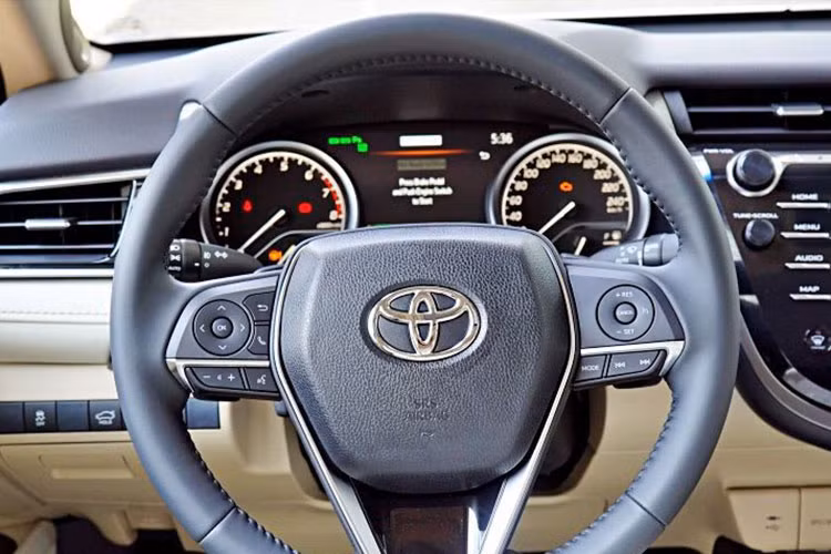 Ngoài ra, xe còn sở hữu hệ thống giải trí T-Connect Telematics, hệ thống âm thanh JBL cao cấp, các cổng sạc USB, nút điều chỉnh đặt gọn gàng xung quanh màn hình cảm ứng 8 inch. Vô-lăng 3 chấu bọc da, tích hợp phím bấm chức năng.
