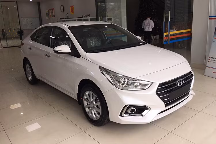 Theo thông tin được nhà phân phối và lắp ráp Hyundai Thành Công công bố, từ ngày 1/5, Hyundai Accent đời 2019 tại Việt Nam sẽ được bổ sung thêm cửa gió điều hòa cho hàng ghế sau (xuất hiện trên cả 4 phiên bản) và ăng ten vây cá mập (trừ bản tiêu chuẩn).