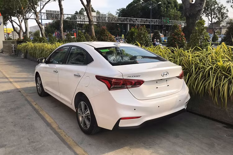 Các trang bị an toàn trên xe bao gồm phanh chống bó cứng ABS, phân bổ lực phanh điện tử EBD, hỗ trợ lực phanh khẩn cấp BA, cân bằng điện tử ESC, kiểm soát thân xe VSM, chống trộm Immobilizer, hỗ trợ khởi hành ngang dốc HAC, 4 cảm biến lùi và 6 túi khí...