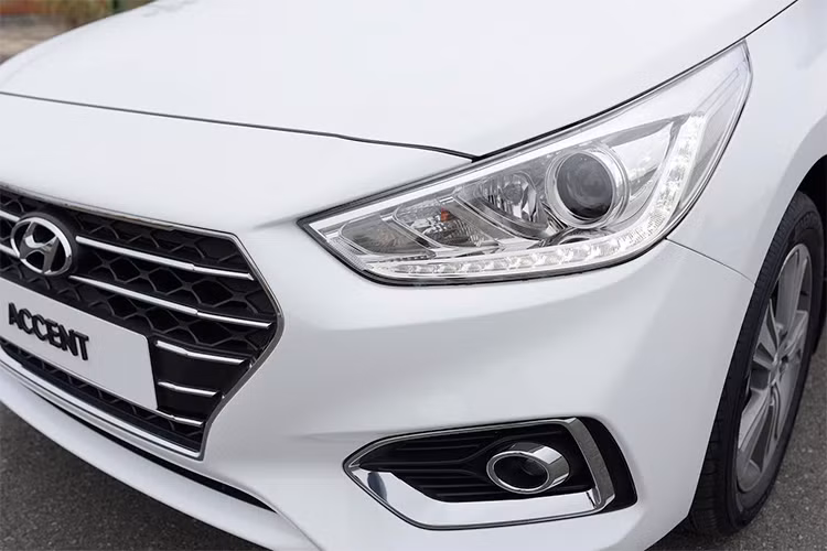 Bên cạnh bộ lưới tản nhiệt xếp tầng mới, mẫu xe sedan hạng B này cũng được trang bị đèn LED định vị ban ngày Day-time Running Light. Cụm đèn Projector cho cả 2 chế độ pha-cos kết hợp đèn hỗ trợ chiếu góc SBL làm tăng hiệu quả chiếu sáng so với các đối thủ cùng phân khúc.