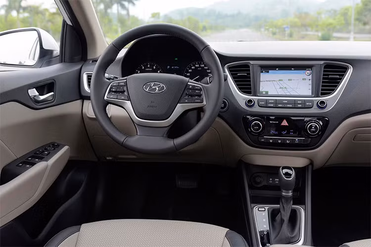Khu trung tâm được bố trí theo chiều ngang, hợp lý đem đến một không gian khá thoáng với màn hình cảm ứng 7 inch tích hợp camera lùi. Cũng như những mẫu xe khác của Hyundai tại Việt Nam, Accent 2018 được trang bị hệ thống giải trí hỗ trợ Bluetooth/USB/Mp4/Radio/AUX với 6 loa cao cấp cùng kết nối Apple Car Play... 