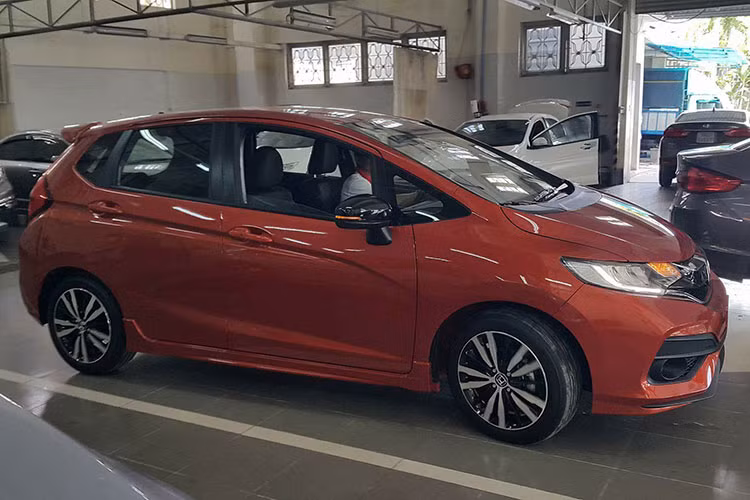 Jazz sở hữu động cơ i-VTEC 4 xy-lanh dung tích 1.5L cho công suất tối đa 118 mã lực tại 6.600 vòng/phút và mômen xoắn cực đại 145 Nm tại 4.600 vòng/phút. Sử dụng hộp số vô cấp CVT với cơ chế G-design tối ưu vận hành và công nghệ Earth Dreams, Honda Jazz có mức tiêu thụ nhiên liệu trong điều kiện tiêu chuẩn là 5,6 l/100 km.