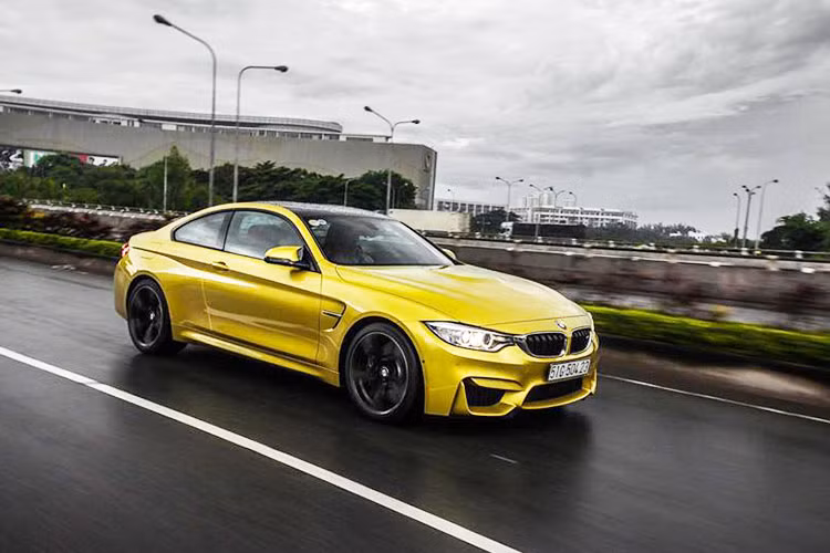 Tại Việt Nam hiện nay, thương hiệu xe sang nhà BMW đang được phân phối chính hãng bởi Thaco. Số lượng xe thể thao BMW M4 coupe không nhiều, chính vì thế, việc một chiếc xuất hiện trên thị trường xe cũ sẽ là cơ hội hiếm có cho những người mê dòng M-Sport của hãng BMW.