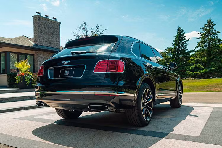 Được biết, lớp bọc giáp của xe Bentley Bentayga chống đạn này đạt tiêu chuẩn CEN 1063 BR6, đủ để chống đạn từ những súng trường hỏa lực cao như Avtomat Kalashnikova AK-47 và ArmaLite AR-10. Hơn nữa, chiếc Bentley Bentayga đặc biệt này còn có lớp giáo bảo vệ bình nhiên liệu, cụm pin, và ECU.
