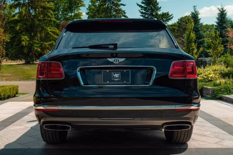 Xuất xưởng với trọng lượng 2.440 kg, Bentayga W12 là một trong những mẫu SUV nặng cân nhất trong phân khúc. Động cơ dung tích 6.0 lít với công nghệ tăng áp của nó sản sinh 600 mã lực và mô-men xoắn cực đại 664 lb-ft.