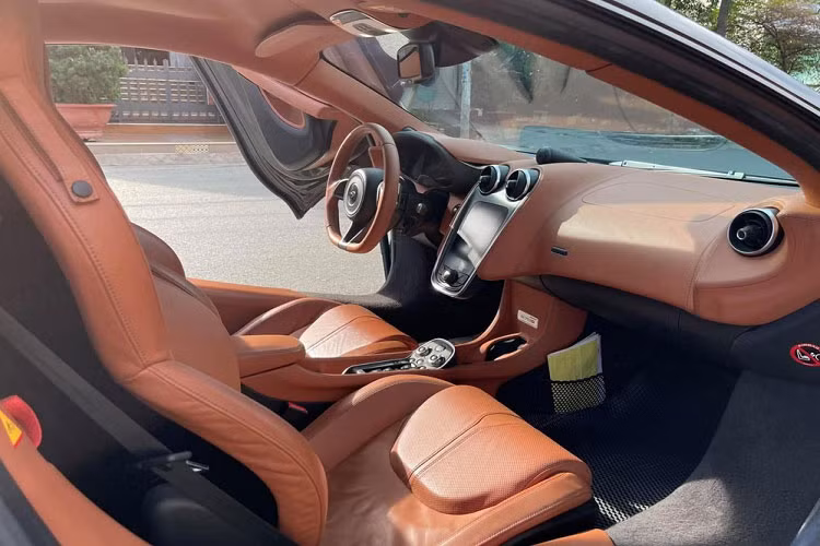 Điểm nhấn của bản độ body kit 570-VX chính là việc giúp siêu xe McLaren 570S lột bỏ ngoại hình hiền lành của xe bằng cản va trước thể theo có thêm 2 thanh ốp bên đầu xe, ngoài ra cản va sau mới và cuối cùng là bộ cánh gió đuôi khổng lồ làm bật lên được sự cá tính của bản độ đến từ hãng Vorsteiner. 