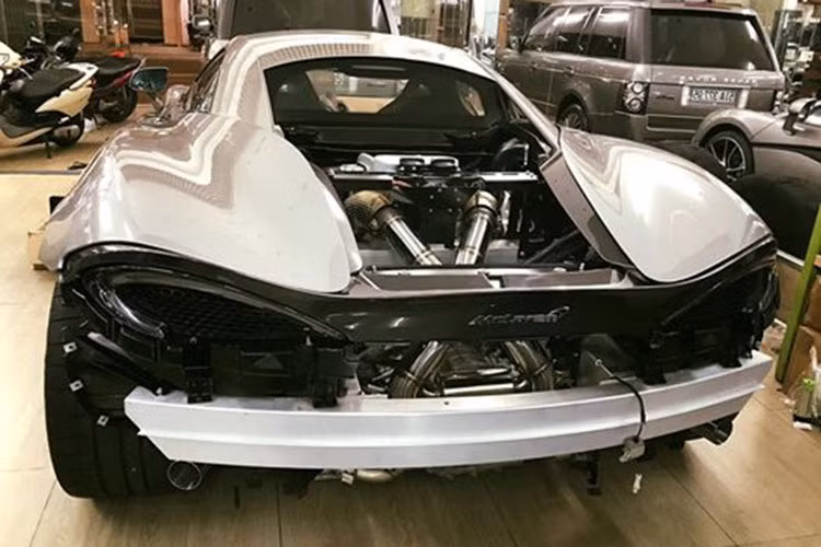 Siêu xe McLaren 570S được trang bị khối động cơ V8, tăng áp kép, dung tích 3,8 lít, sản sinh công suất tối đa 562 mã lực và mô-men xoắn cực đại 600 Nm. Sức mạnh này giúp siêu xe 570S của hãng McLaren mất khoảng thời gian 3,2 giây để tăng tốc từ vị trí xuất phát lên 100 km/h trước khi đạt vận tốc tối đa 328 km/h.