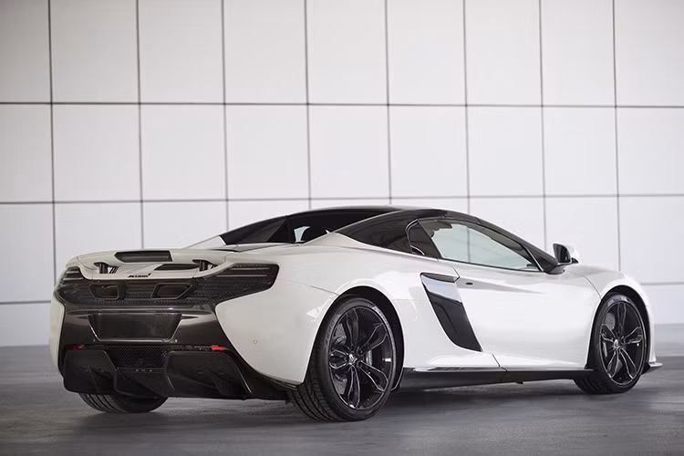 Ngoài phần ngoại và nội thất, chiếc 650S Spider này không có thay đổi gì về mặt động cơ so với bản tiêu chuẩn: sức mạnh tối đa 650 mã lực và 678 Nm đến từ khối động cơ V8 3.8L tăng áp kép.