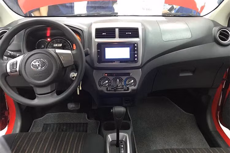 Xe được trang bị hệ thống âm thanh với màn hình màu và đầu đĩa 2 -DIN có kết nối Bluetooth để dành cho các thiết bị di động. Vô lăng của xe cũng được tích hợp các phím chức năng đa dụng... ghế ngồi phía sau g được thiết kế khá rộng rãi, đủ dùng cho 2 người lớn và một trẻ nhỏ.