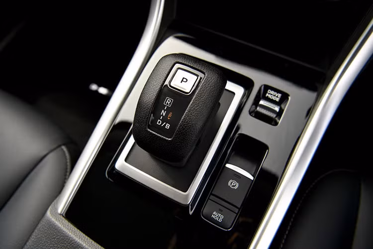 Mức tiêu thụ nhiên liệu trung bình của Mitsubishi Xpander Hybrid thế hệ mới chỉ khoảng 5,2 lít/100 km, tiết kiệm đáng kể so với phiên bản xăng. Một thay đổi nhỏ là khoảng sáng gầm xe của bản hybrid thấp hơn 15 mm.