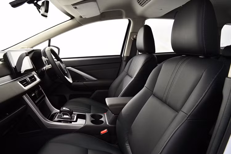 Tại Thái Lan, Mitsubishi Xpander Hybrid ra mắt vào tháng 2/2024 với thiết kế gần như không thay đổi so với bản xăng thông thường. Tuy nhiên, xe được trang bị hệ truyền động hybrid với động cơ 1.6L, kết hợp mô-tơ điện và pin, cho phép chế độ vận hành hoàn toàn bằng điện.