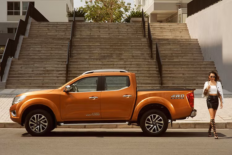 Trên phiên bản mới này, NP300 Navara EL vẫn giữ lại được ngôn ngữ thiết kế đặc trưng của Nissan với những đường cong mượt mà với các đường gân nổi mạnh mẽ. Độ cao trần xe được giảm bớt, trong khi khoảng sáng gầm xe được tăng thêm giúp xe có được hình dáng bệ vệ, cứng cáp vốn có của một chiếc pick-up.