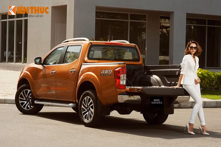 Các chi tiết ngoại thất khác đáng chú ý không khác nhiều so với bản trước như; gương chiếu hậu có tích hợp đèn báo rẽ, bộ bánh mâm đúc 18”, lốp cỡ 255/70R16 đa chấu đầy mạnh mẽ. Kích thước xe lớn, thùng chứa hàng rộng rãi và tiện lợi, chắn bùn kích thước lớn,...