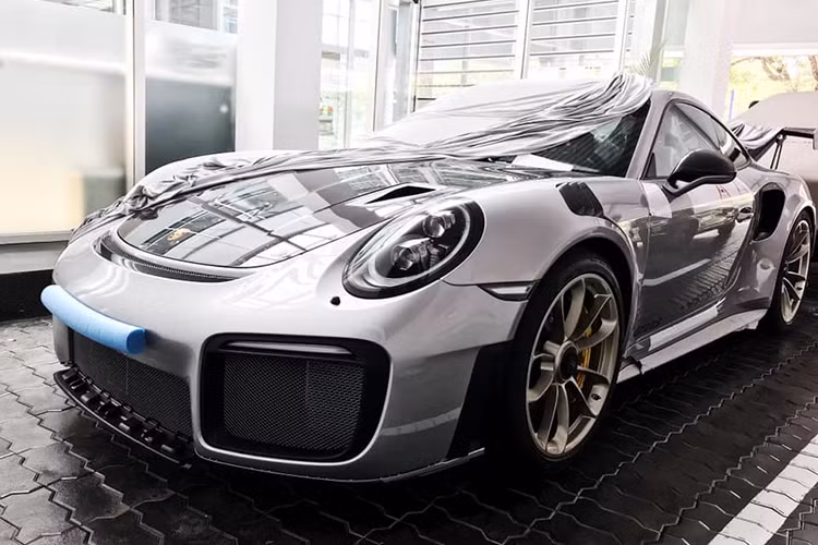 Sau gần 1 tuần có mặt tại TP HCM, 1 trong 2 chiếc siêu xe Porsche 911 GT2 RS hơn 20 tỷ đồng đã bị bắt gặp xuất hiện tại Hà Nội. Đây cũng là lần đầu tiên những bạn trẻ mê xe tại Thủ Đô có thể nhìn ngắm "bằng xương bằng thịt" mẫu siêu xe mạnh nhất trong gia đình Porsche 911.