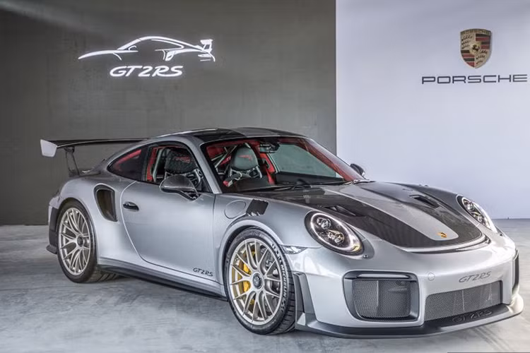 911 GT2 RS sở hữu khả năng tăng tốc từ vị trí xuất phát lên 100 km/h chỉ trong thời gian 2,8 giây trước khi đạt vận tốc tối đa 340 km/h. Xe không được trang bị hệ dẫn động 4 bánh toàn thời gian mà dùng hệ dẫn động cầu sau, đi với khung gầm theo phong cách xe đua. Giá xe Porsche 911 GT2 RS tại Việt Nam dành cho bản tiêu chuẩn khoảng 20,19 tỷ đồng.