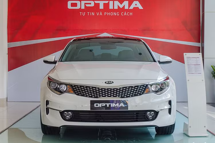Dù có mức giá rẻ so với các xe trong phân khúc xe cỡ D nhưng Kia Optima vẫn thường xuyên lọt top xe ế nhất thị trường. Sang tháng 10/2018, mẫu sedan tiếp tục đứng thứ 3 với doanh số 9 xe, cộng dồn 10 tháng đạt 236 xe. Hiện tại, mẫu xe sedan Kia Optima đang bán ở Việt Nam với 3 phiên bản, giá từ 789 - 949 triệu đồng.