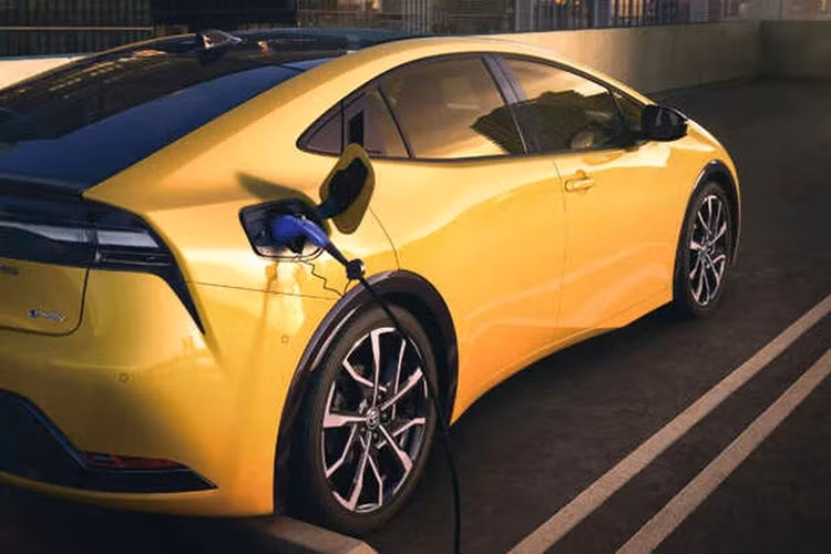 Tuy nhiên, một tùy chọn động cơ hybrid cắm sạc cũng sẽ khả dụng với mẫu xe Toyota Corolla 2026 mới, nó được hãng xe Nhật Bản gọi là "mẫu xe điện thực tế và tiện dụng".