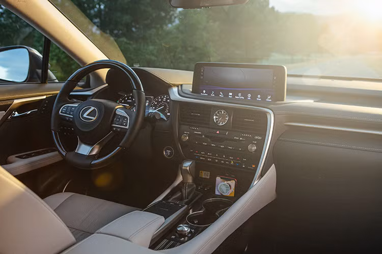 Nội thất Lexus được cập nhật hệ thống giải trí đa thông tin, trang bị màn hình cảm ứng 8 inch tiêu chuẩn và 12,3 inch (tùy chọn) tích hợp tính năng Dynamic Voice Command ra lệnh bằng giọng nói, màn hình cảm ứng trung tâm được kết nối điều khiển với bàn di chuột Remote Touch Pad.
