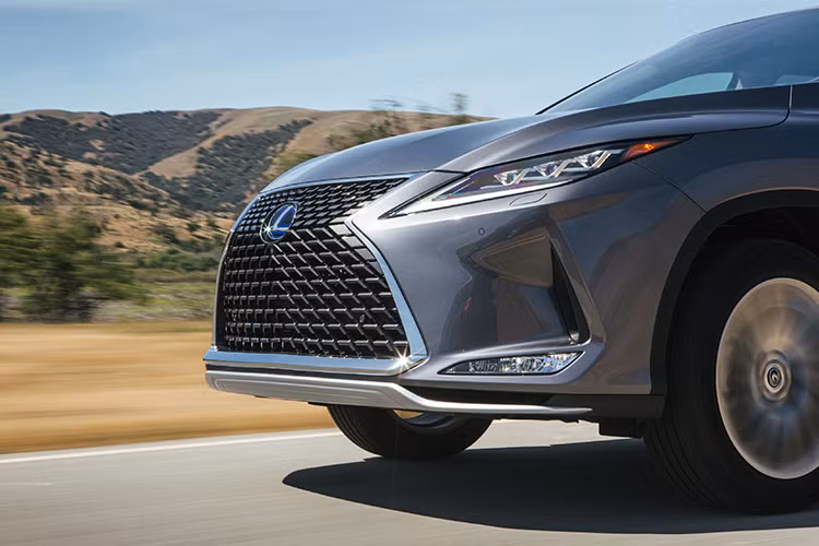 Về mặt an toàn, Lexus trang bị hệ thống an toàn Lexus Safety System+ 2.0 tiêu chuẩn cho RX, bổ sung thêm tính năng phát hiện người đi xe đạp và phát hiện người đi bộ trong điều kiện ánh sáng yếu bằng cách tăng độ nhạy của camera quan sát, thêm hệ thống nhận biết biển báo đường bộ (RSA) và hỗ trợ giữ làn đường (LTA) hoạt động kết hợp với hệ thống điều khiển hành trình radar giúp tăng sự an toàn. 