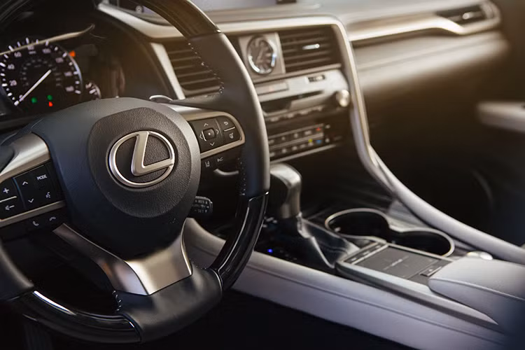 Phiên bản nâng cấp RX 2020 là chiếc Lexus đầu tiên hỗ trợ kết nối Android Auto cho phép người dùng có thể dùng Google Maps hay nghe nhạc từ các ứng dụng như: Spotify hay Pandora,... bên cạnh kết nối Apple CarPlay như trước, trang bị 06 cổng USB và khe cắm sạc điện thoại.
