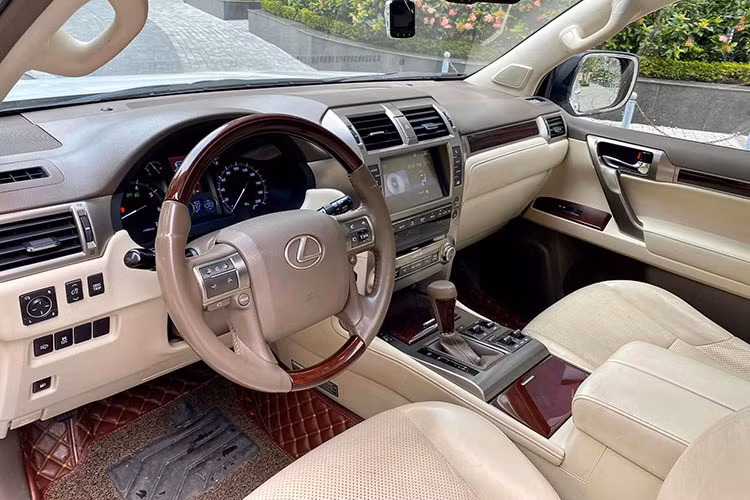 Sức mạnh được truyền xuống bốn bánh (4WD toàn thời gian), thông qua hộp số tự động 6 cấp (6AT). Hiệu suất mạnh mẽ của động cơ GX 460 là một yếu tố hấp dẫn khách hàng, khách hàng sử dụng dòng xe này dường như không quan tâm đến khoản “ngốn xăng” không hề ít của nó. Nhờ kết cấu khung rời (Body on frame) và hệ dẫn động bốn bánh toàn thời gian, GX460 còn có thể di chuyển linh hoạt nhiều địa hình