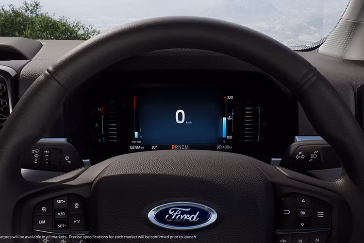 Những trang bị đáng chú ý khác của Ford Ranger thế hệ mới bao gồm modem tích hợp trên xe để phát Wi-Fi và cập nhật phần mềm từ xa, ngăn đựng cốc có thể tháo ra, hộc đựng găng trên/dưới ở mặt táp-lô cũng như cổng USB-C.
