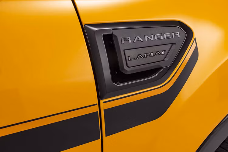 Chưa hết, Ranger 2022 còn có bệ chân ở thùng sau mới, giúp việc chất/dỡ đồ trở nên dễ dàng hơn. Bên trong thùng sau là lớp lót bằng nhựa đúc có tác dụng chống xước, thanh ray bằng thép cứng, ổ điện 400W 240V, đèn LED, móc chằng đồ và các vách ngăn mới để cố định hàng hóa.