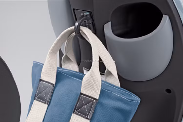Trang bị phanh tiêu chuẩn của xe là phanh tang trống truyền thống, đi kèm là vành đúc hợp kim kích thước 10 inch tương thích với lốp xe 80/100 và 90/90 tương ứng cho lốp trước và sau.