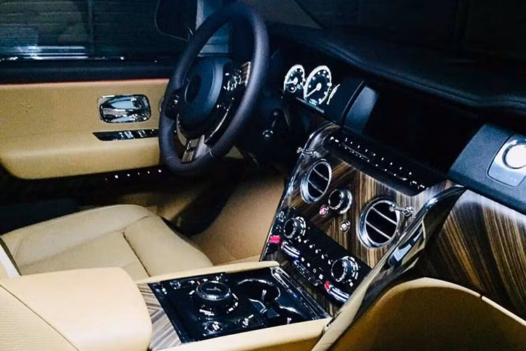 Chiếc xe Rolls-Royce Cullinan được rao bán này sở hữu nội thất thuộc bản 4 chỗ ngồi với 2 hàng ghế phía khoang hành khách kiểu độc lập và thương gia theo gói tuỳ chọn Individual Seat. Ở giữa 2 hàng ghế này có bệ tỳ tay, tủ lạnh, 2 chiếc ly và rượu champagne cùng một số tuỳ chọn khác.