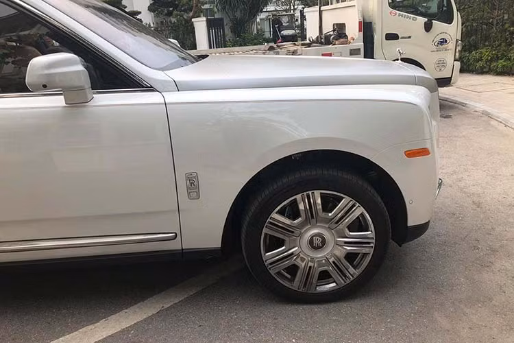 Đuôi xe thiết kế vuông vức, mâm cùng nhiều chi tiết ngoại thất mang dáng dấp Phantom. Xe sở hữu chiều dài tổng thể 5.341mm, rộng 2.164mm, cao 1.835mm, chiều dài cơ sở 3.295mm và nặng đến 2.660 kg. Dung tích khoang hành lý của xe là 560 lít và 600 lít khi tấm chắn phía sau được bỏ.