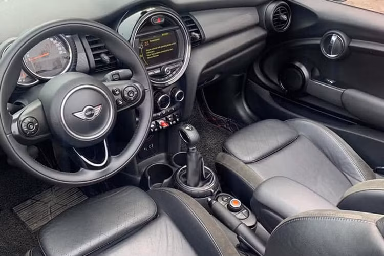 Có thể thấy khoang nội thất của MINI Cooper Convertible đời 2016 vẫn sử dụng loại nhựa cứng thường xuất hiện trên các mẫu xe nhỏ gọn điển hình, tuy nhiên ở chiếc Cooper này loại vật liệu giá rẻ đó lại được làm theo cách khá đặc biệt. Điểm nổi bật của khoang cabin chính là bảng điều khiển với một màn hình thông tin giải trí mới lớn tới 8,8 inch.