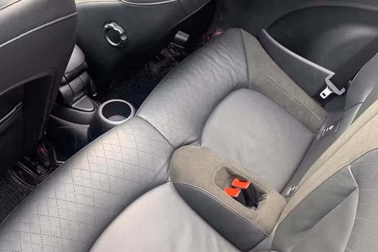 Các tùy chọn đáng chú ý khác trên Cooper Convertible bao gồm hộp số 6 cấp tự động, camera chiếu hậu, hệ thống định vị, màn hình hiển thị head-up, kiểm soát xe, hệ thống âm thanh cao cấp, nội thất bọc da, ghế trước có sưởi... Phiên bản mới đã được bổ sung thêm tùy chọn tấm vải mái Union Jack. Không gian khoang để đồ khi gập hàng ghế sau là 215L, con số này giảm chỉ còn 161L khi mở mui.