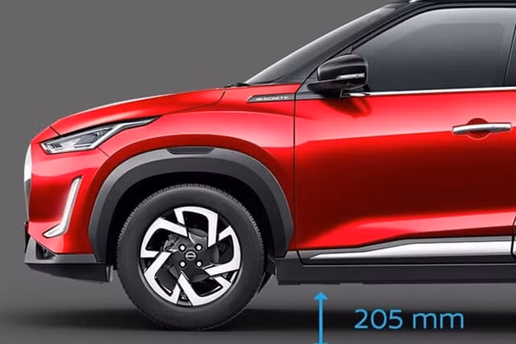 Phần đuôi xe Nissan Magnite 2023 sở hữu thiết kế cửa hậu khá dốc, cánh lướt gió và tem chữ nổi "Magnite" cỡ lớn. Cụm đèn hậu halogen nằm ngang ôm lấy hai góc đuôi xe. Cản sau nhựa đen sần kết hợp chi tiết trang trí sáng màu.