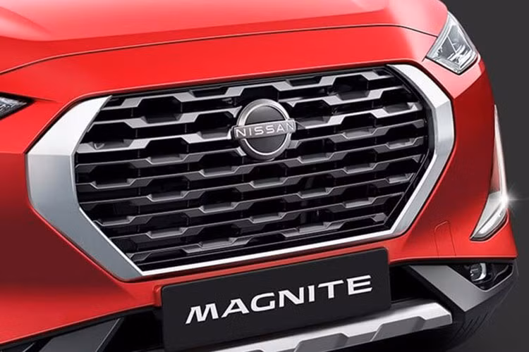Là CUV rẻ nhất của Nissan, Magnite vẫn mang diện mạo chỉn chu, trang bị hiện đại. Đầu xe nổi bật với mặt ca-lăng lục giác kích thước lớn, viền mạ crôm. Đèn pha LED Bi-Projector, dải đèn định vị ban ngày hình chữ "L". Cản xe được tô điểm bằng dải mạ crôm và tấm ốp màu bạc, tích hợp đèn sương mù LED.