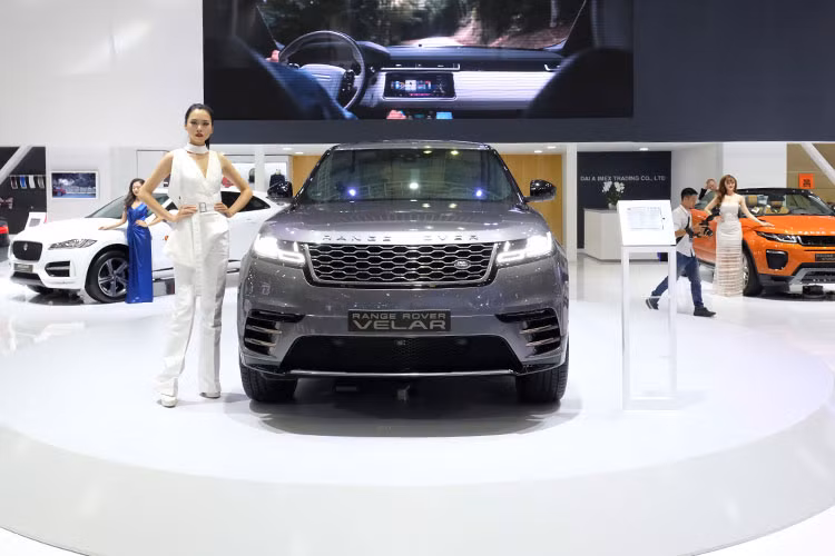 Các kích thước tổng thể D x R x C của Range Rover Velar lần lượt là 4803, 1930 và 1665 mm cùng trục cơ sở 2874 mm. Với kích thước này, Velar lớn hơn một chút so với đối thủ BMW X4 và thậm chí là có chiều dài gần với dòng X6 cao hơn (4909 mm), khiến cho chiếc xe sẽ nằm giữa phân khúc crossover hạng C và D.
