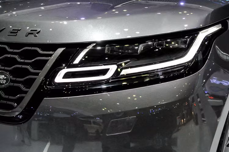 Mẫu SUV hạng sang Velar mang những đường nét quen thuộc (phần đầu hao hao Evoque, đuôi giống Sport) nhưng mui kiểu coupe và sự liền lạc của thân xe nói chung giúp Velar bắt mắt hơn hẳn. Đầu xe ấn tượng với đèn pha Matrix-Laser LED có luồng sáng mở rộng tối đa 550 m.