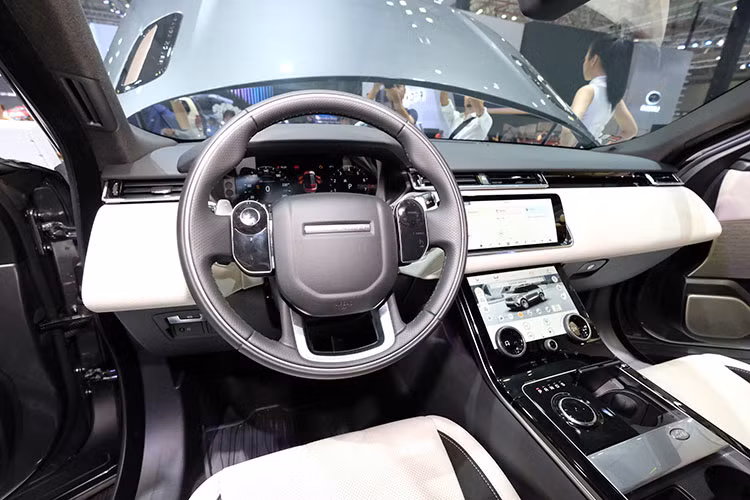 Bên trong nội thất của chiếc xe SUV địa hình hạng sang này sở hữu cấu trúc tương tự các dòng xe Range Rover khác, với điểm nhấn là 2 màn hình cảm ứng 10 inch nằm liền nhau theo chiều dọc, bên trên hiển thị thông tin giải trí, còn bên dưới tích hợp thêm 3 nút bấm cơ học để chỉnh điều hòa. 