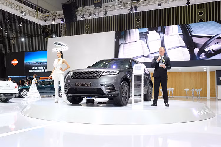 Đến với Triển lãm Ô tô Quốc tế 2017 (VIMS) từ ngày 25-29 tháng 10, Jaguar Land Rover Việt Nam mang đến 5 mẫu xe hiệu suất cao của Jaguar và 6 mẫu xe địa hình đa dụng hạng sang của Land Rover. Tuy nhiên, mẫu xe đia hình đa dụng hạng sang được mong chờ nhất lần này lại chính là Range Rover Velar mới.