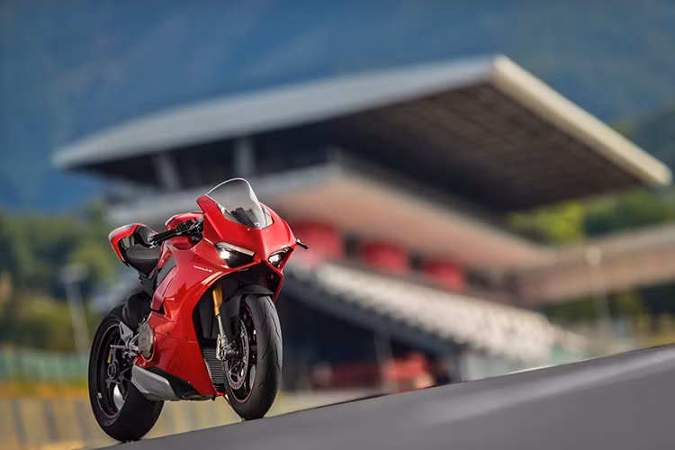 Siêu xe môtô thể thao mới nhà Ducati đã dành chiến thắng thuyết phục với tỉ lệ “phiếu thuận” lên tới 61,17%. Xếp vị trí thứ 2 là chiếc MV Agusta Dragster 800 RR và thứ 3 thuộc về Honda CB1000R thế hệ mới.