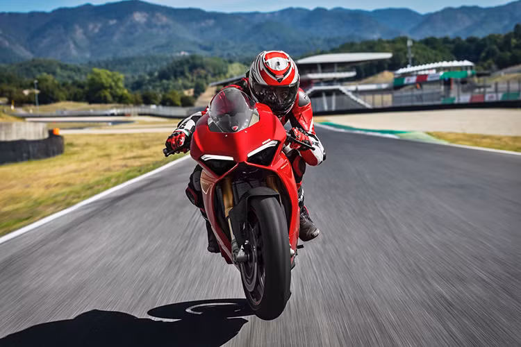 Khối động cơ của siêu môtô này được hãng xe máy Ducati đặt nghiêng về phía sau 42 độ nhằm tối ưu phân bổ trọng lượng chiếc xe, tăng tính ổn định và thêm không gian cho bộ tản nhiệt cỡ lớn phía trước. Điều đó đồng nghĩa với việc động cơ là phần chịu lực chính trên Ducati Panigale V4 S.