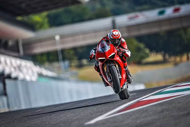Panigale V4 được cải tiến triệt để so với phiên bản Panigale 1299 trước đó. Nó được xem là siêu phẩm mở ra một kỷ nguyên mới của hãng xe Ý, nhờ sở hữu động cơ V4 Desmosedici Stradale hoàn toàn mới chia tay với động cơ L-Twin truyền thống được sử dụng nhiều năm qua.