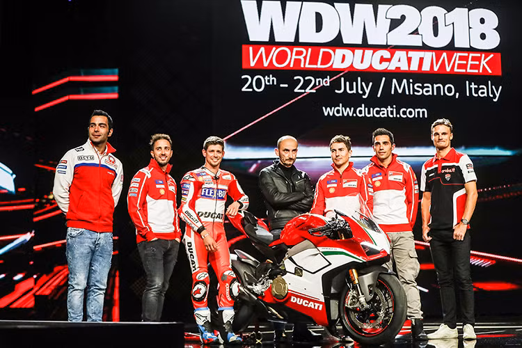 Đúng như dự đoán, mẫu siêu môtô Ducati Panigale V4 S đã giành chiến thắng cao nhất - danh hiệu “Most Beautiful Bike of Show - Xe đẹp nhất" tại triển lãm EICMA 2017 vừa diễn ra tại Milan, Ý.