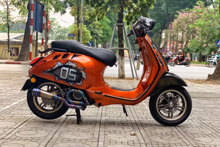 Thuộc sở hữu của một tay chơi xe ở Hà Nội, chiếc Vespa Sprint 125 độ này sau khi trải qua một "ca phẫu thuật" cực kì tốn kèm thì hiện nó vẫn giữ được nét cổ điển cần có của Piaggio, nhưg các hi tiết khác lại được nâng cấp "khủng" - khiến chiếc xe lạnh lùng hơn phá cách và giá trị hơn.