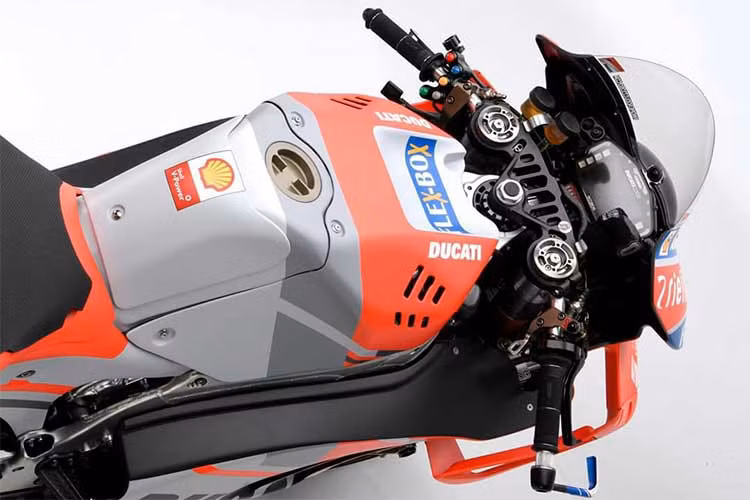 Cũng giống như các mùa giải trước, Ducati tiếp tục lựa chọn Ohlins làm nhà cung cấp phuộc. Desmosedici GP28 được trang bị cặp phuộc Ohlins USD ở phía trước với đường kính ti trong 48mm, cùng với phuộc sau monoshock - tất cả đều có khả năng điều chỉnh điện tử các thông số như độ nhún, nảy và tải trọng.