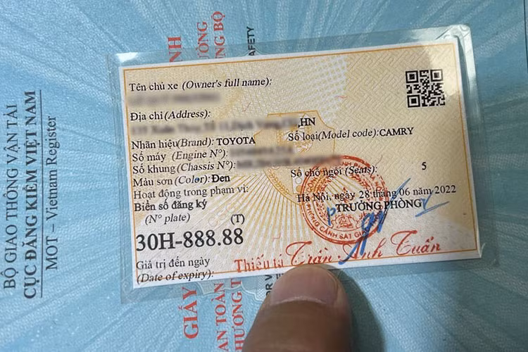 Chưa dừng lại ở đó, 1 số thông tin ban đầu cho biết, chiếc Toyota Land Cruiser biển siêu VIP 30H-888.88 còn thuộc bản giới hạn, nhưng không nói rõ cụ thể là bản nào. Tại Việt Nam, đang có 2 bản đặc biệt của Toyota Land Cruiser thế hệ mới là "70th Anniversary" và Toyota Land Cruiser MBS 2022 đã được nhập khẩu về vào năm ngoái.