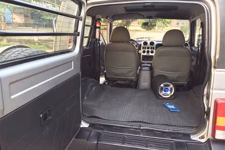 Động cơ diesel xe có dung tích 2.0L có tăng áp, 4 xi-lanh, tạo ra công suất cực đại 82 mã lực tại 6.000v/p, lực mo-men xoắn cực đại 191 Nm tại 4.000 v/p. Tốc độ tối đa 150 km/h với mức tiêu thụ nhiên liệu trung bình 10l/100km. Xe sử dụng hộp số sàn 5 cấp, 2 cầu với cần cài cầu riêng.