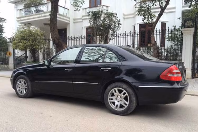 Ngoại thất của xe gần như được giữ nguyên bản như xe khi mới xuất xưởng, kể cả mầu sơn đen - do được đánh bóng lại. Các chi tiết như đèn pha, đèn hậu, đèn sương mù, đèn xi-nhan vẫn hoạt động bình thường.