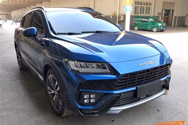 Trong những ngày qua, báo chí nước ngoài và Trung Quốc đã liên tục đưa tin về mẫu SUV có tên mã C60 của hãng Huansu Auto. Điều khiến mẫu xe Trung Quốc này trở thành tâm điểm của báo chí chính là thiết kế ngoại thất quá giống với siêu SUV Lamborghini Urus.